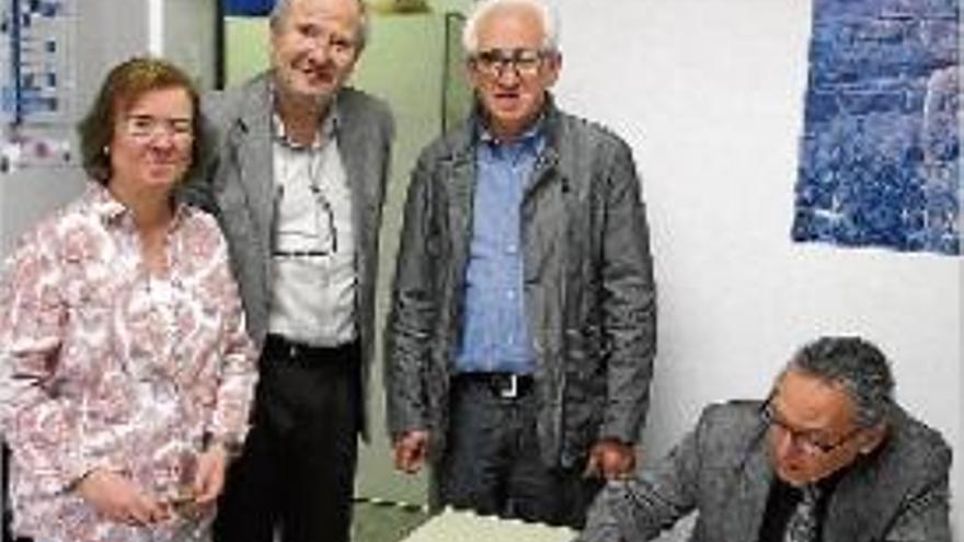 Grau, Font i Casas amb el rector Fossas signant l&#039;ingrés a l&#039;associació