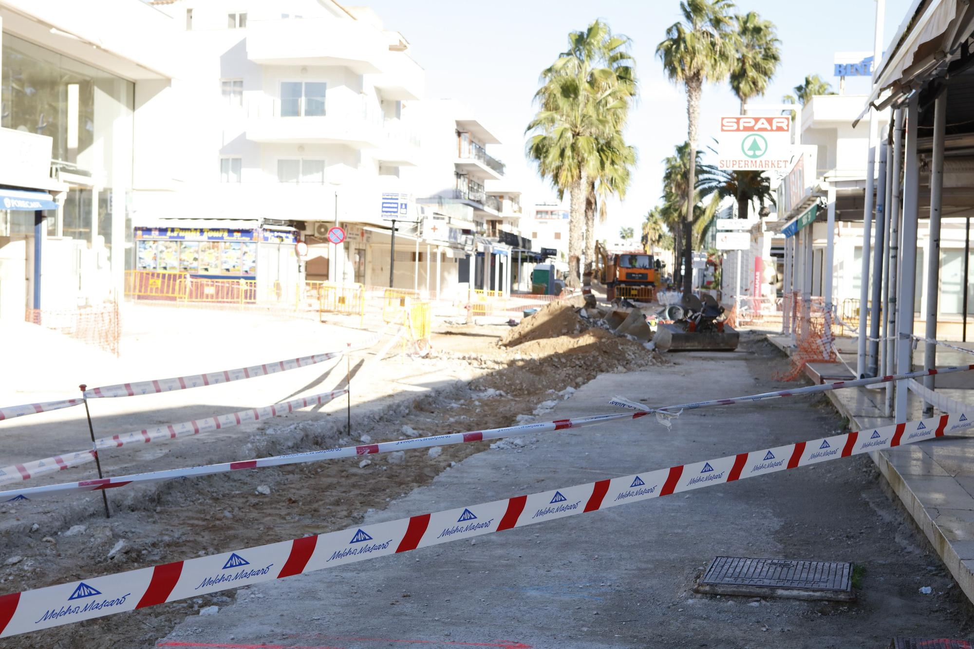 Die Bauarbeiten haben die Fußgängerzone in Cala Millor auf Mallorca zum Jahreswechsel fest im Griff