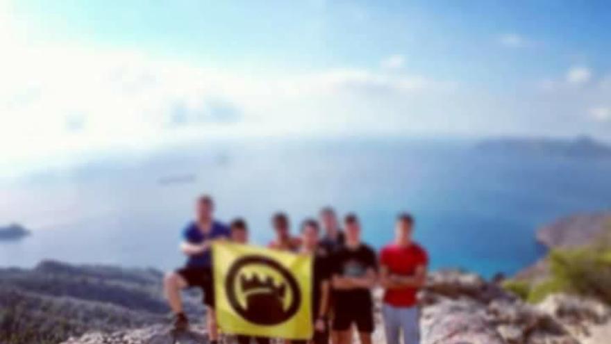 Miembros de ´Lo Nuestro´, con las caras difuminadas, en una foto durante una limpieza en el Roldán.