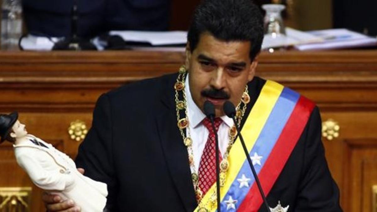 Maduro sostiene una figura de un santo local pagano durante su intervención en la Asamblea Nacional, el día 8 en Caracas.