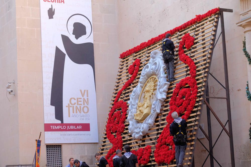 Los festeros aprovechan la Ofrenda para protestar contra la violencia de género con flores y lazos morados