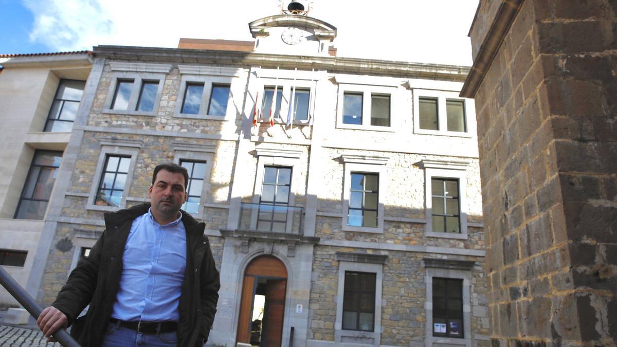 Sergio Hidalgo delante del Ayuntamiento de Salas en una imagen de archivo.