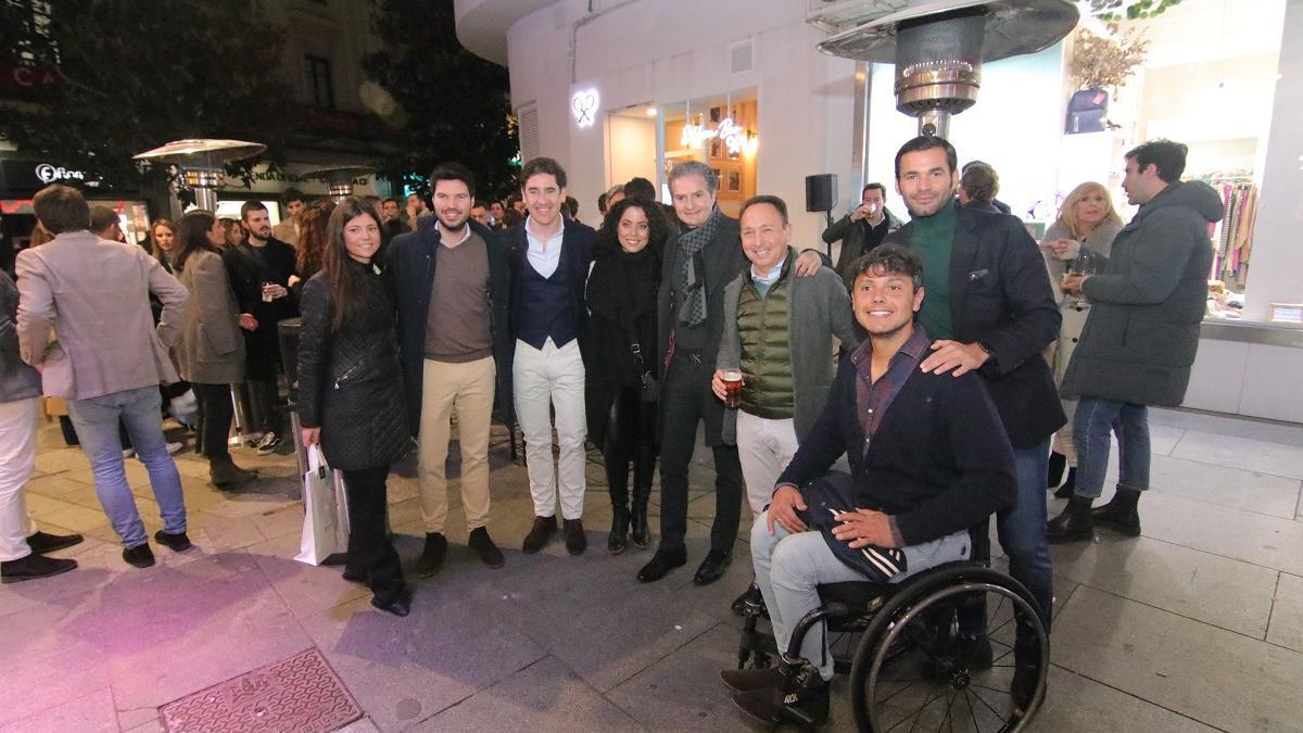 El equipo de Silbon celebra la inauguración de su nuevo bar rodeado de amigos de la marca. En la foto, entre otros, el violinista Paco Montalvo, el tenista e 'influencer' Cisco  García o el torero Rafael González 'Chiquilín'.