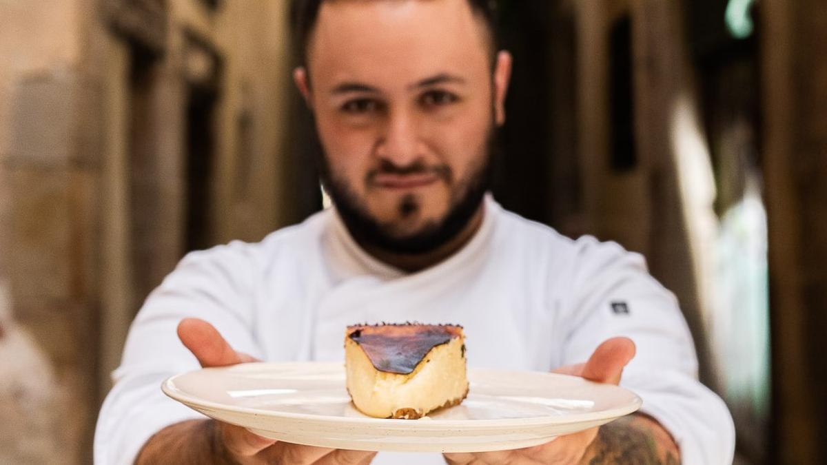 Jon García, creador de Jon Cake, con uno de sus pasteles de queso.