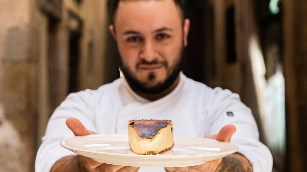 Jon García, creador de Jon Cake, con uno de sus pasteles de queso.