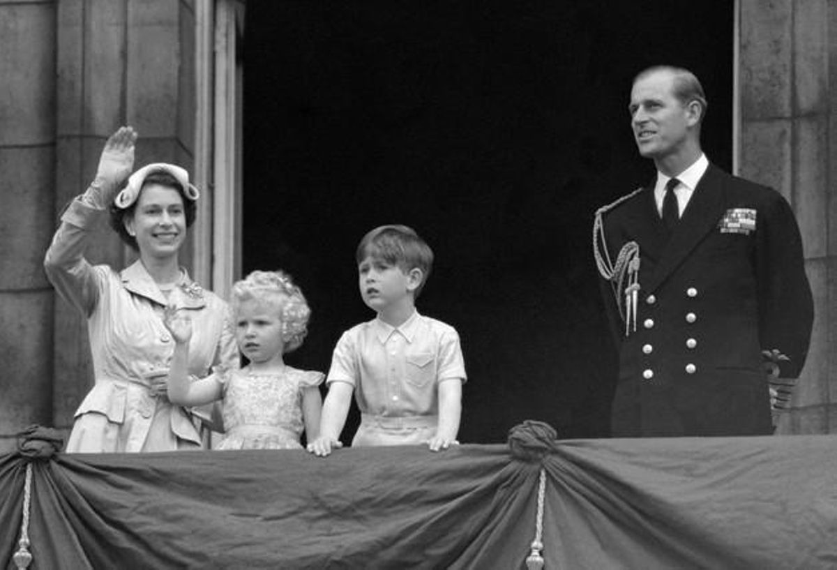 La reina Isabel II saluda amb el seu marit i el seu fill, el príncep Carles, des del balcó del palau de Buckingham.
