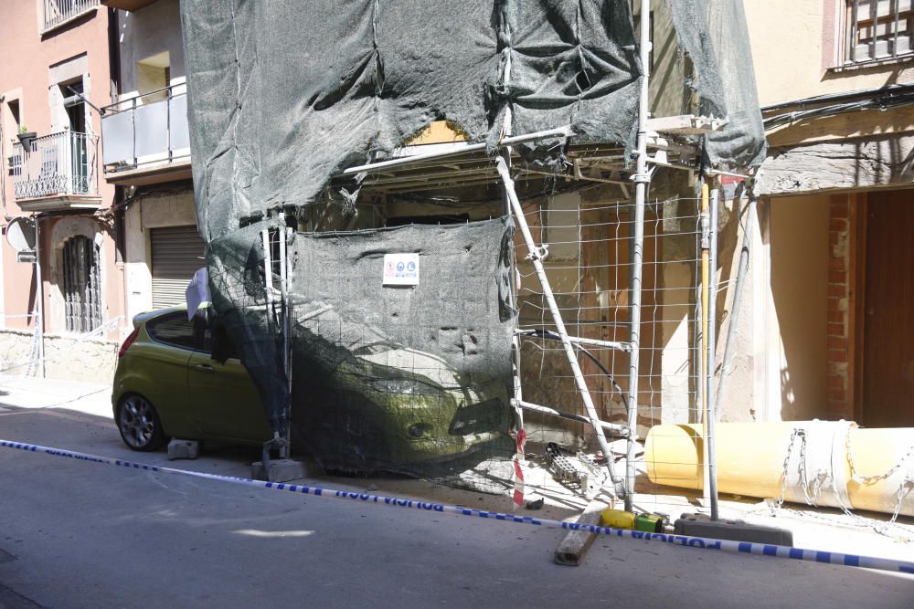 Un cotxe queda encastat en una bastida d'obres a Sant Fruitós de Bages