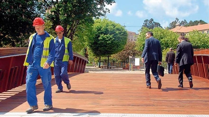 La gente comenzó a pasar por el puente tan pronto los operarios retiraron las vallas.