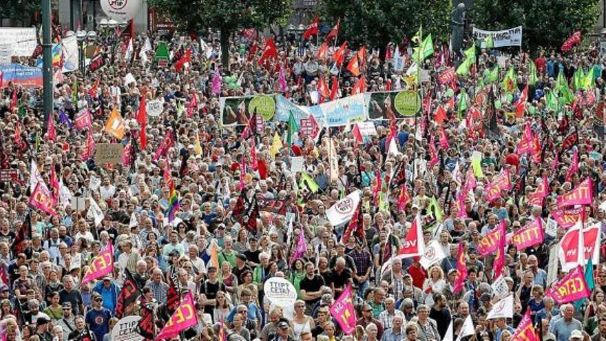 Imatge de la manifestació massiva a Hamburg contra els projectes d&#039;acord de lliure comerç