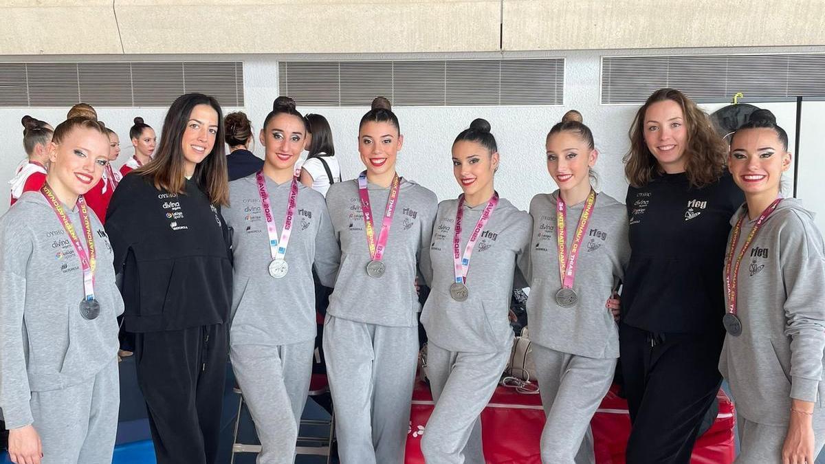Alejandra Quereda y el equipo de rítmica con sus cinco medallas