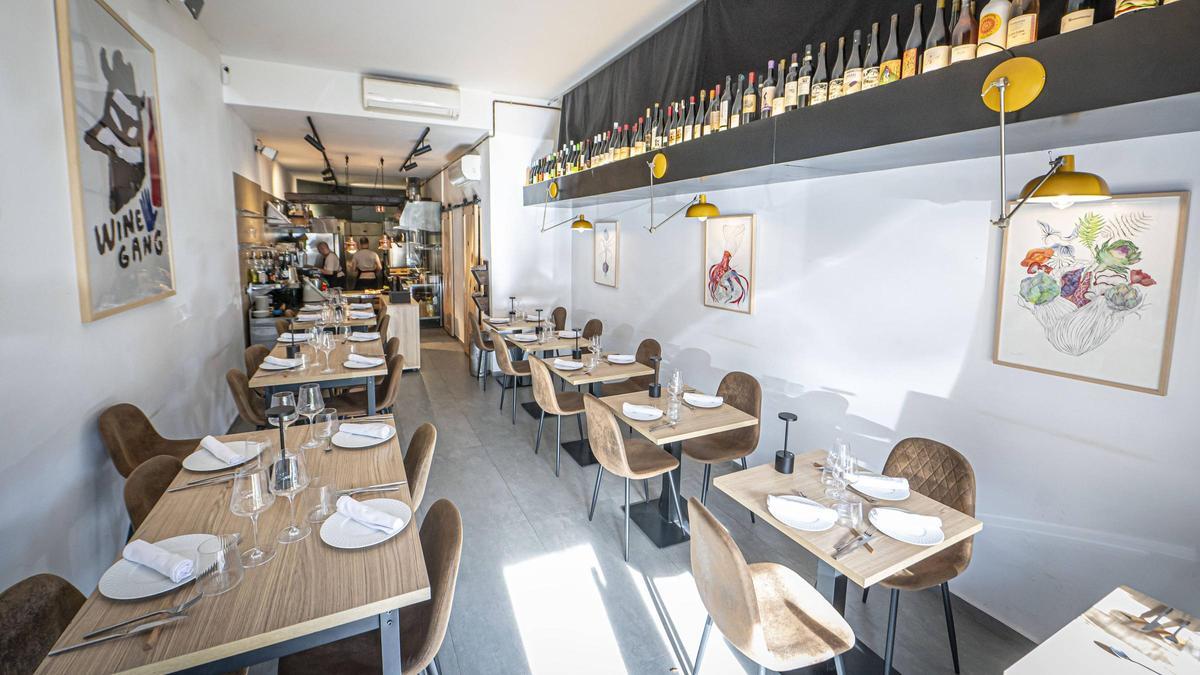 El comedor, con la cocina al fondo, de Atipical.