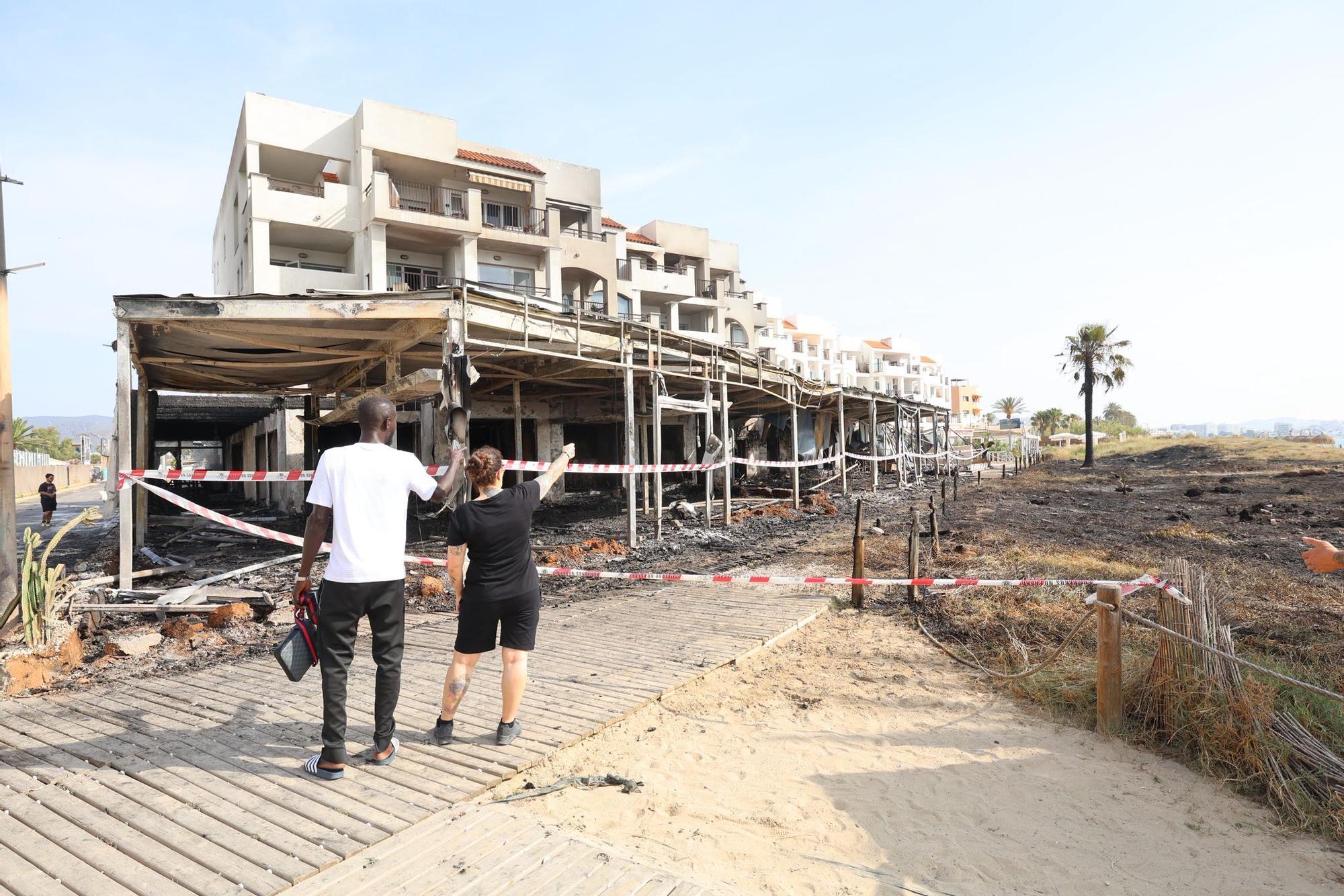 Todas las imágenes del devastador incendio en una zona de ocio de Ibiza