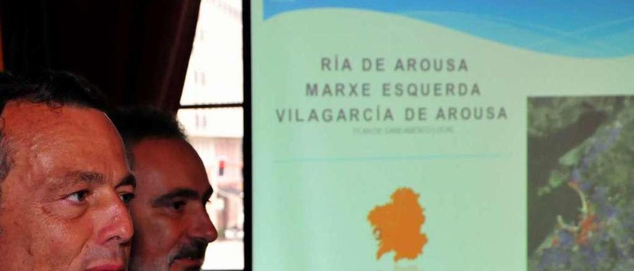 El exconselleiro Agustín Hernández, en una visita en 2013 a Vilagarcía en la que anunció el plan. // I. A.