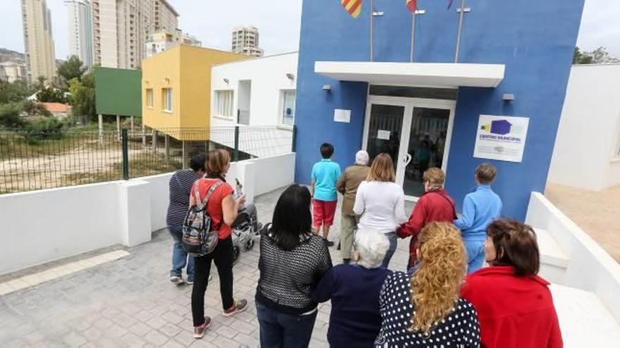 Usuarios y trabajadores de AFA-Marina Baixa, en la puerta del Pepita Esperanza Llinares, ayer.