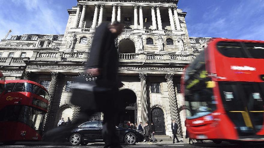 Un peatón pasa frente a la sede del Banco de Inglaterra, en Londres.