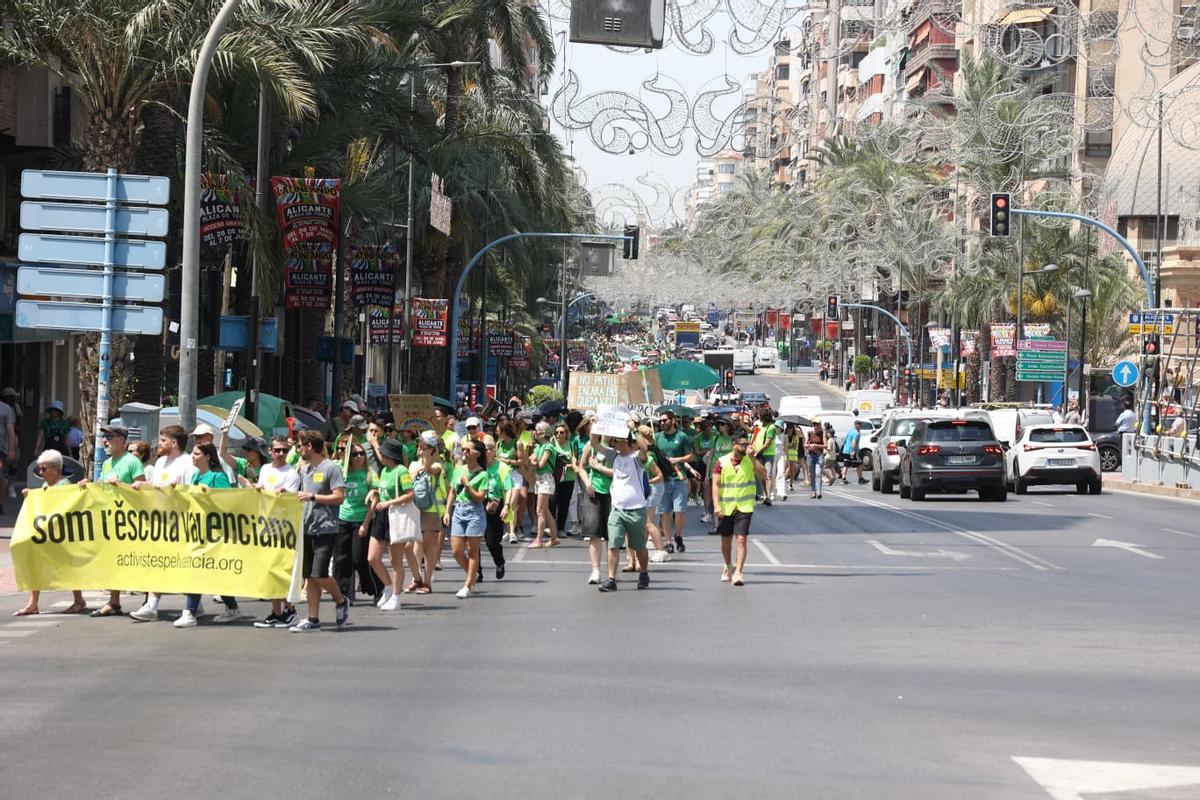 Profesores inundan las calles de Alicante: manifestación de la marea verde este martes