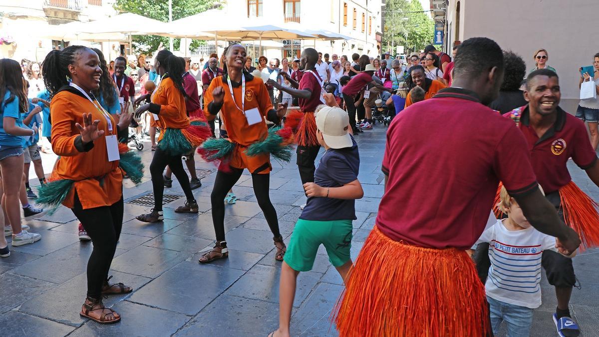 El festival Folklórico de los Pirineos comienza en Jaca con un pasacalles de los grupos participantes.