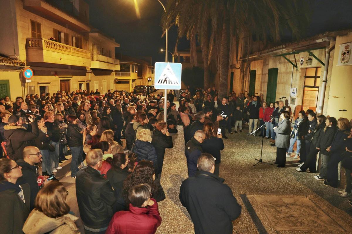 Concentración en protesta por el intento de asesinato de la mujer en Costitx.