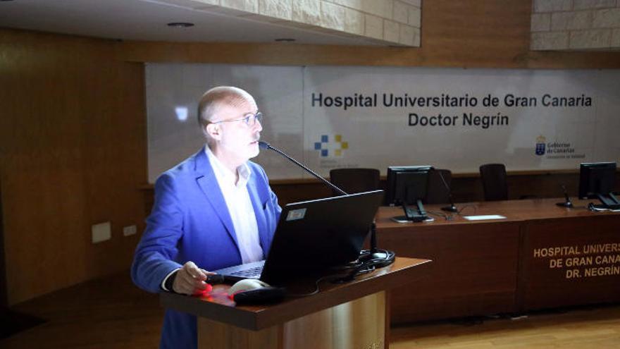 Luis López durante su intervención en el Hospital Negrín.