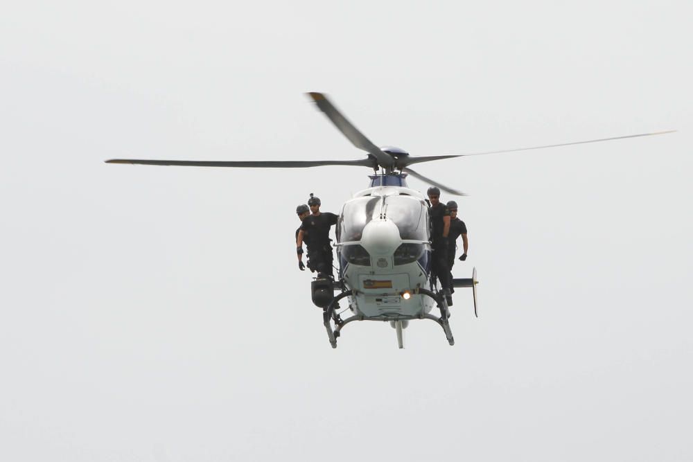 Miles de personas disfrutan a pie de playa del espectáculo protagonizado por el Ejército del Aire