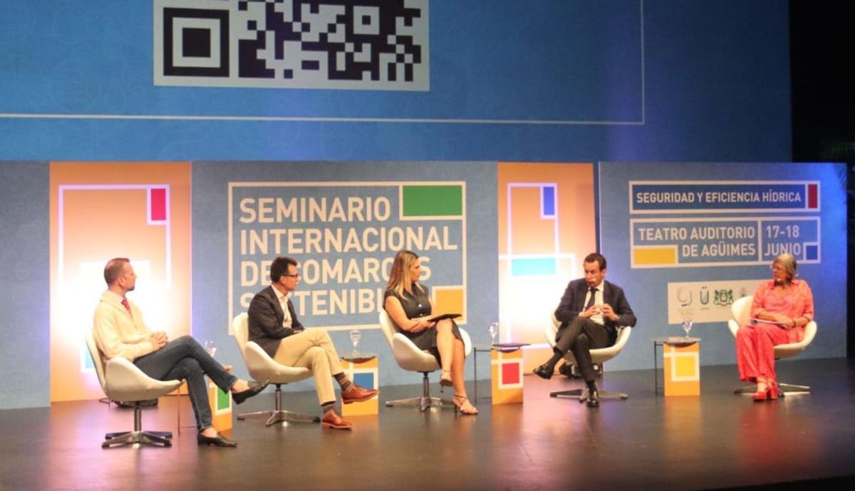 Por la derecha, Mercedes Fernández-Couto, José Juan González Salmah, la moderadora Laura Afonso, José López y Alejandro Suaña.