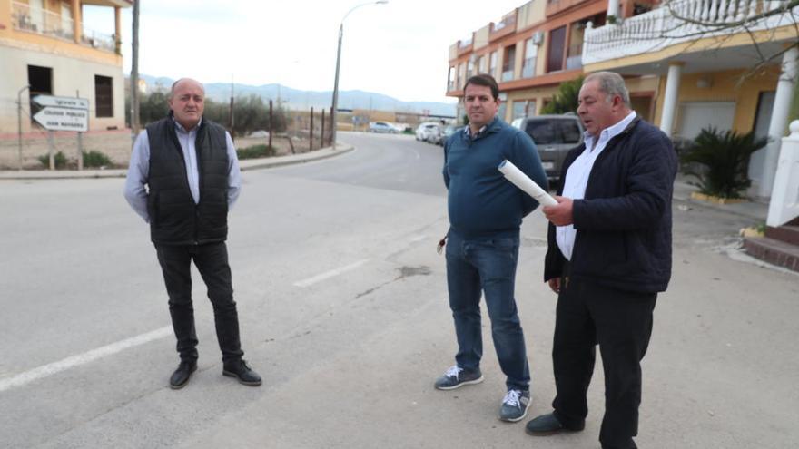 El vicepresidente de la AAVV, Jaime Moya;  el alcalde pedáneo, Delfín Díaz y el presidente del área comercial, José Cánovas, en la curva.