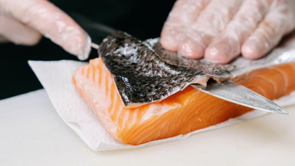 El pescado, pese a tener grasas saturadas, no aumenta el colesterol.