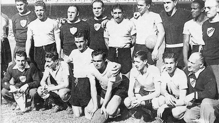 Formación de Uruguay en la final de 1950. Varela, de pie, el segundo por la izquierda.