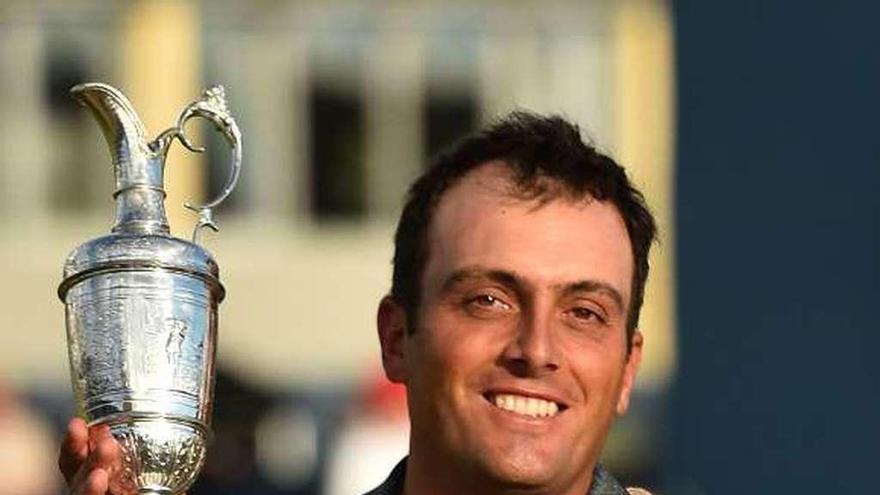 Molinari, con el trofeo de campeón. // Efe