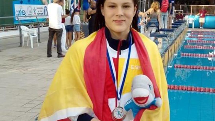 Ángela Martínez, con su medalla y la bandera de España