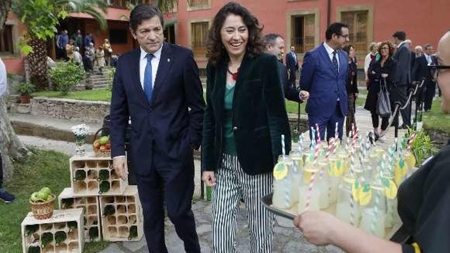 Los trabajadores del Parador gijonés muestran el número 50 en el día de su cumpleaños, con el consejero de Turismo, Isaac Pola; la alcaldesa de Gijón, Carmen Moriyón; el presidente del Principado, Javier Fernández, y la presidenta delegada de Paradores, Ángeles Alarcó, entre otros, en primera fila.