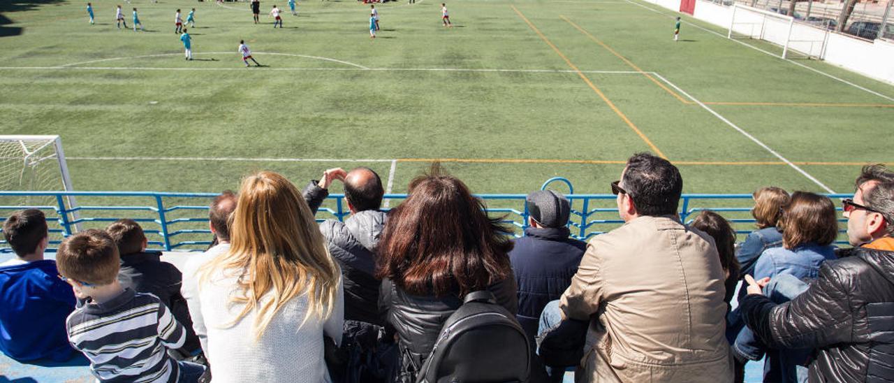 Un grupo de padres en un partido de fútbol 8 en Alicante.