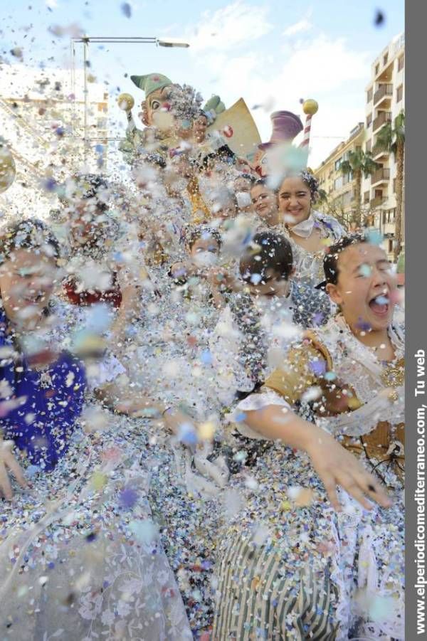 GALERÍA DE FOTOS - El Coso Multicolor inunda de confeti Castellón