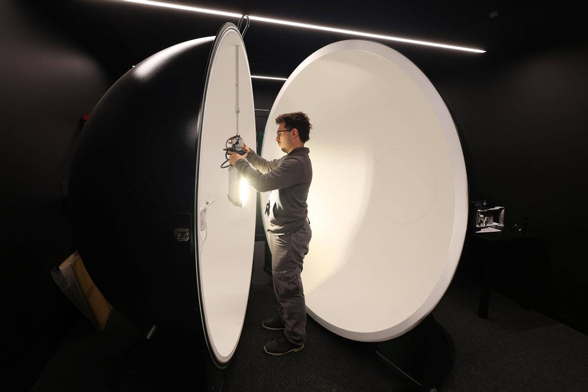 Un profesional de Setga, en la sala donde la empresa mide la calidad y las propiedades de la luz de sus sistemas de iluminación.