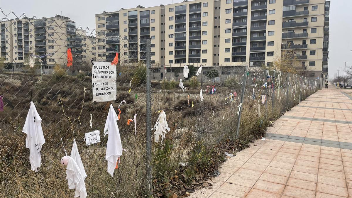 Unos carteles protestan por los retrasos en la construcción del colegio Ana María Navales.