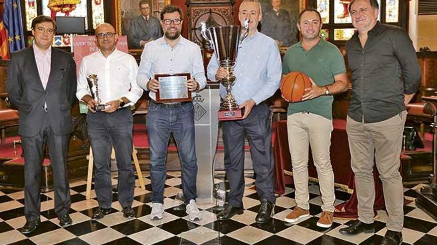 El alcalde posa junto a los repersentantes de los patrocinadores y de Iberostar Palma.