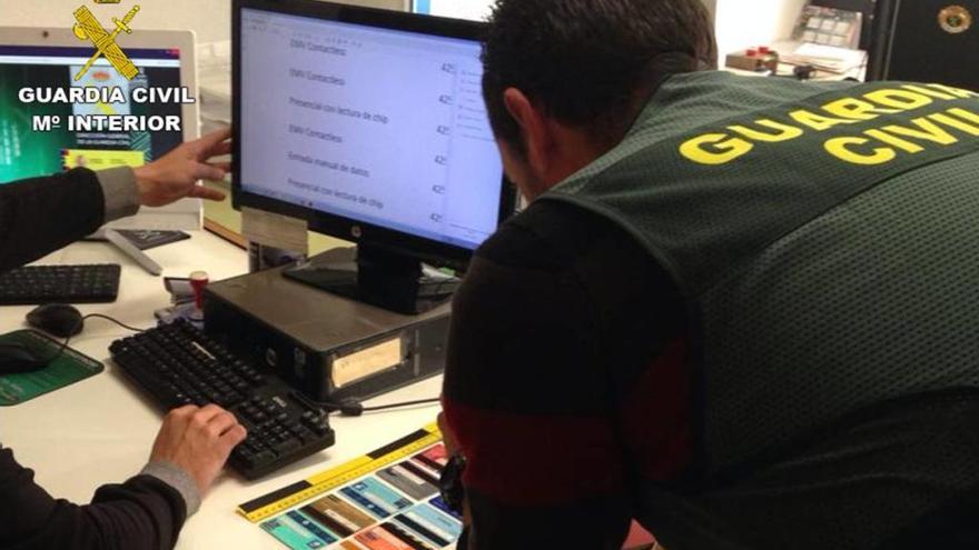 Agentes de la Guardia Civil analizan tarjetas bancarias.