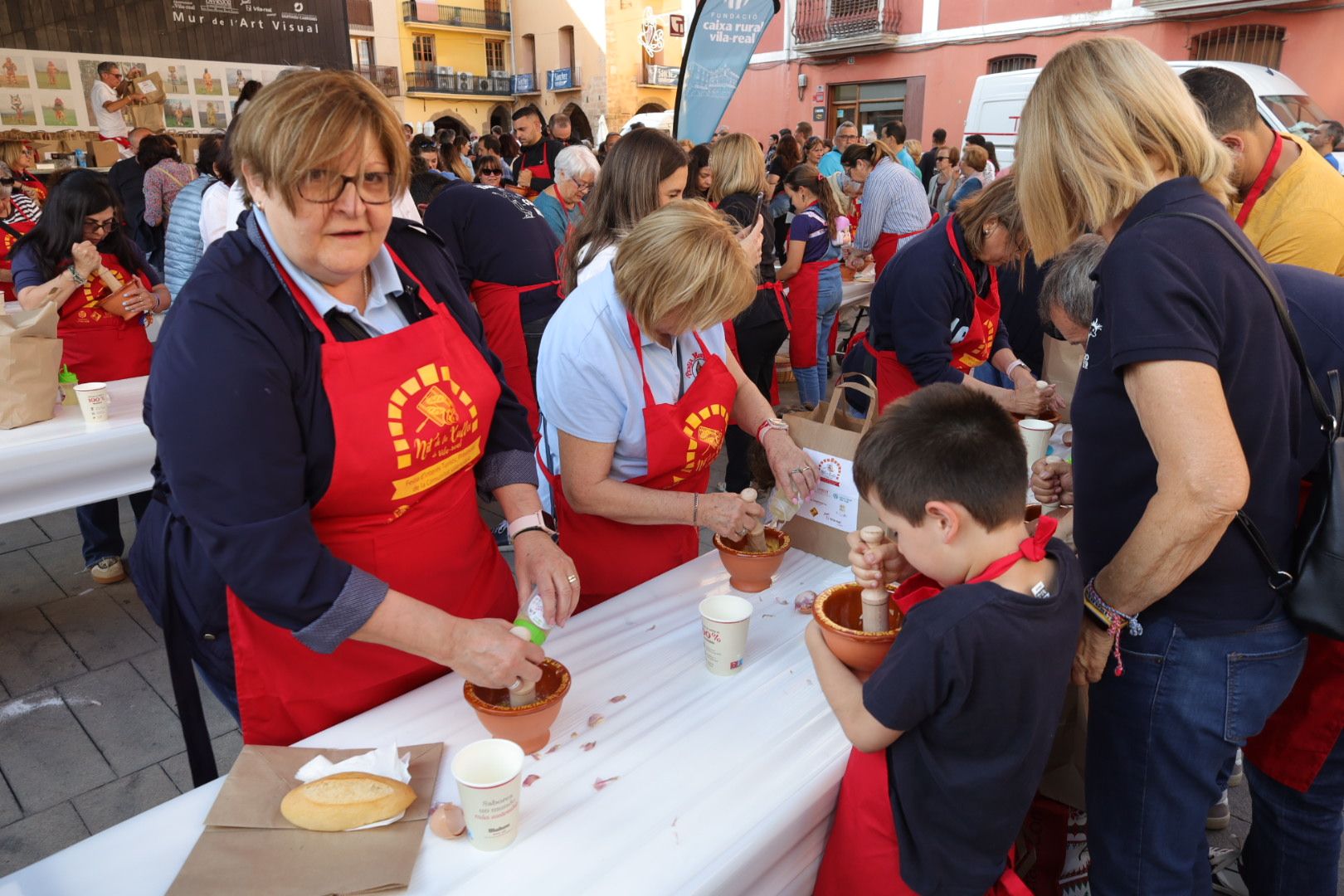 FOTOGALERÍA I Las imágenes de la Nit de la Xulla y del encuentro de elaboración de allioli de las fiestas de Vila-real