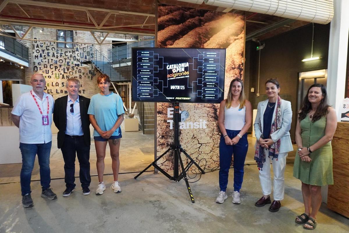 Marina Bassols i Aliona Bolsova, durant el sorteig del quadre principal.