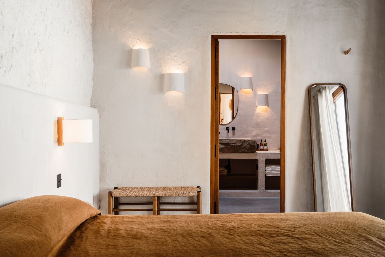 Las habitaciones de Aguamadera son una oda a la sencillez, con un diseño casi monástico.