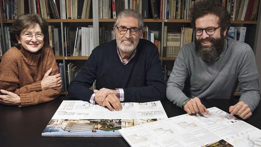 Eliana Crubellati, Humbert Costas i Carlos Durán amb plafons del projecte que els han fet guanyar un concurs on es van 
presentar 48 equips, dels quals en van quedar cinc finalistes