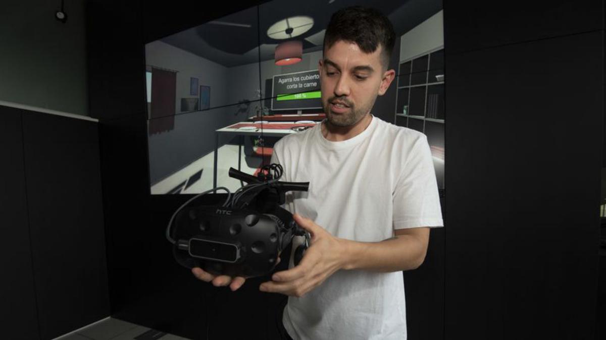Manuel Lagos, ingeniero informático del Citic que participará en la jornada, con unas gafas de realidad virtual. |  // CASTELEIRO/ROLLER