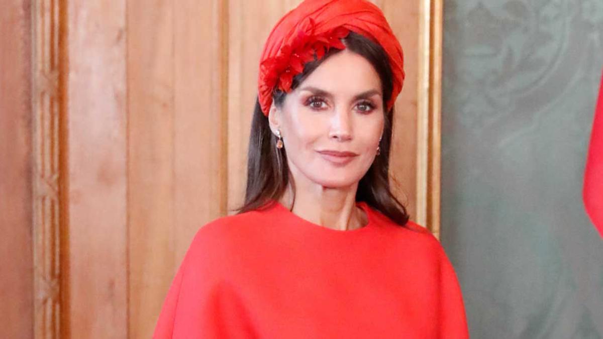 Los 35 vestidos de color rojo de la reina Letizia, el tono que mejor le sienta