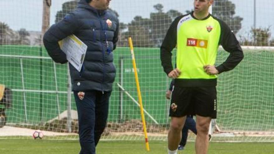 Pablo Hervías dialoga con Toril, durante un entrenamiento en el campo anexo.