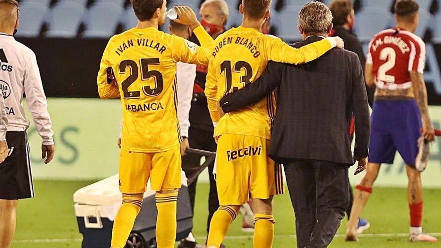 Villar y Rubén apoyado en Cota, en el Celta-Atlético.