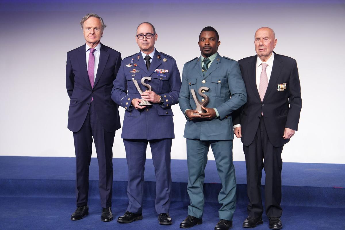 De izquierda a derecha, Ricardo Martí Fluxá, presidente de TEDAE; el Coronel Rafael Martos Villarino, marido de la general Loreto Gutiérrez Hurtado; el guardia civil Jean Paul Bidias-Ndoe, y José Antonio Hernández-Reja, Embajador de Marca Ejército y secretario general de Gemaem.