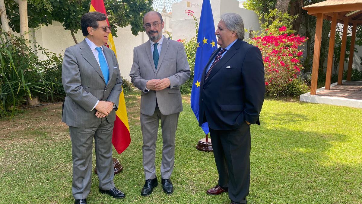 El embajador Íñigo de Palacio, Javier Lambán y Manuel Teruel, en la sede de Abu Dabi Investment Authority.