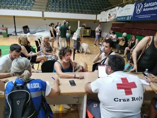Los evacuados por el incendio pasan la noche en pabellones de Plasencia