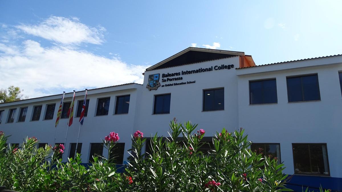 Baleares International College cuenta con instalaciones especializadas en ciencias, deporte y arte.
