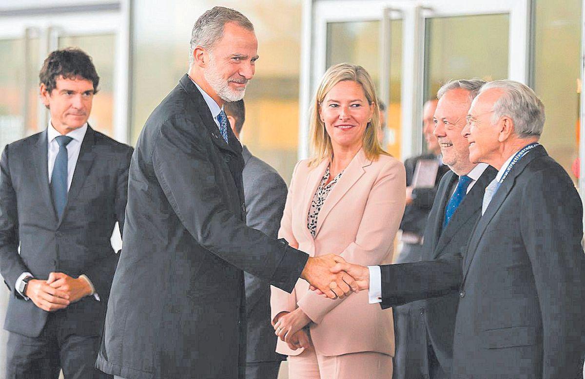 El rey Felipe VI saluda al presidente de la Fundación CaixaBank, Isidro Fainé, a su llegada al Congreso de la CEDE.